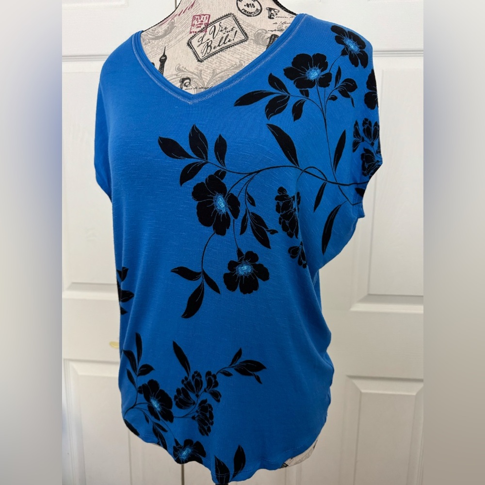 White House Black Market Blue and Black Floral Tee